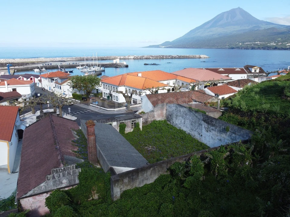 Terreno para Venda em Lajes do Pico Foto 1