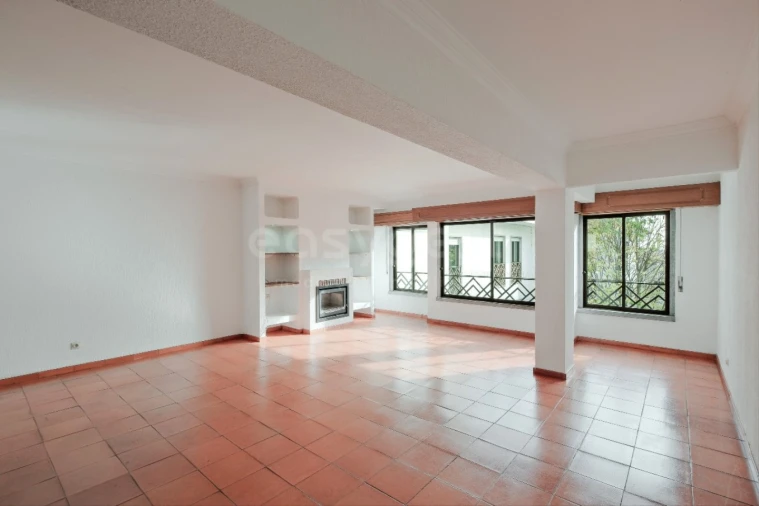 Apartamento T4 para Arrendamento em Carcavelos e Parede