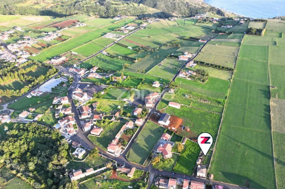 Moradia T4 para Venda em Vila do Porto Foto 1