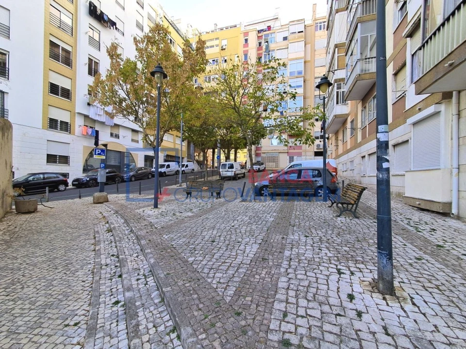 Apartamento T2 para Venda em Campolide Foto 8