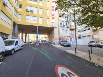 Apartamento T2 para Venda em Campolide