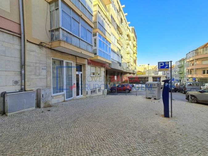 Apartamento T2 para Venda em Campolide Foto 17