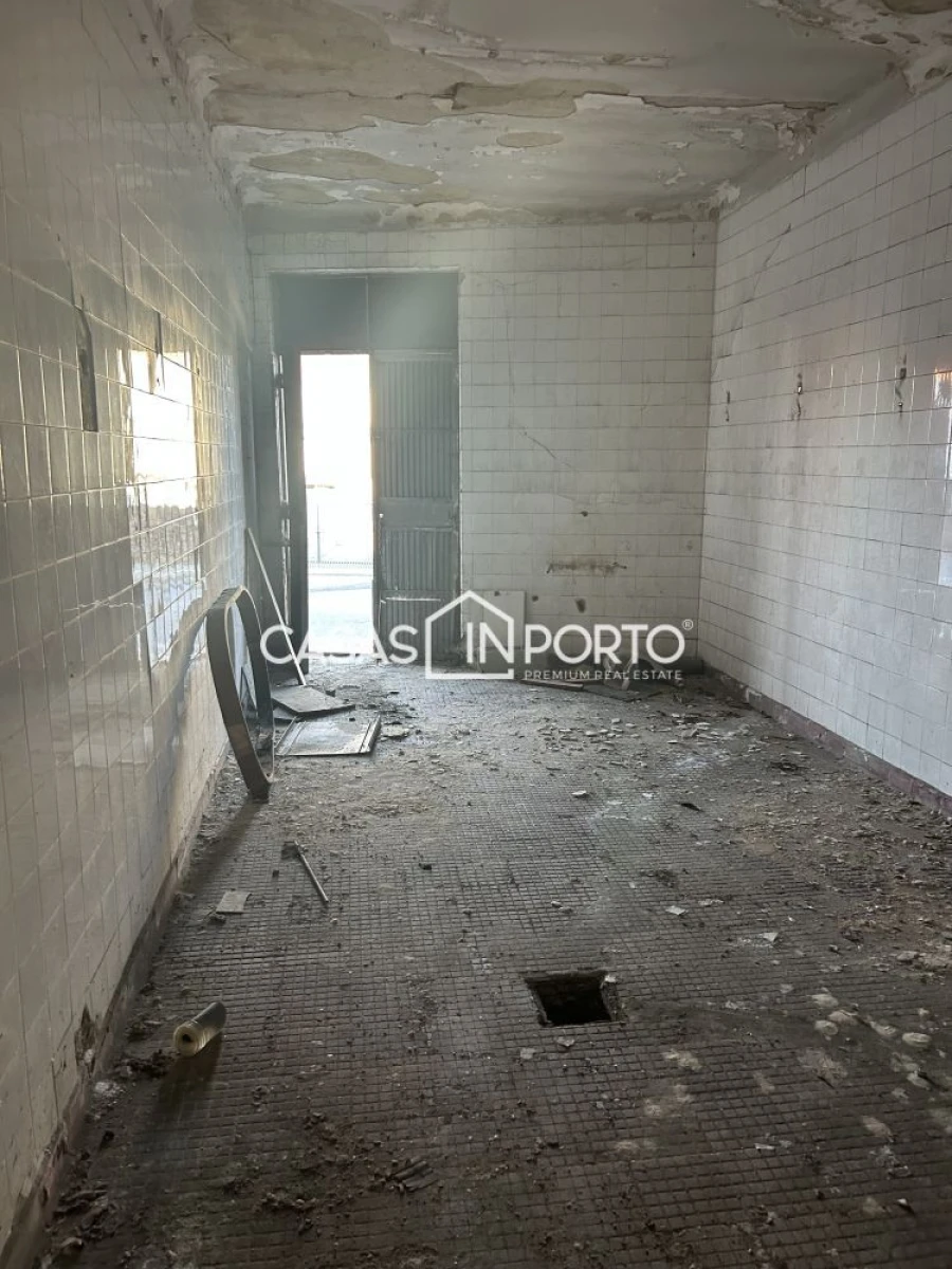 Loja para Venda em Milheiros Foto 7