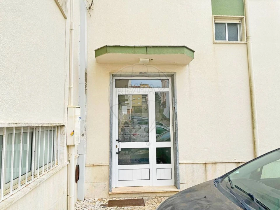 Apartamento T2 para Venda em Agualva e Mira-Sintra Foto 8