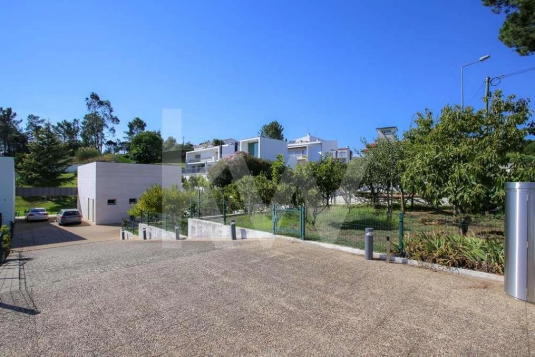 Moradia T4 para Venda em Santo Antonio dos Olivais Foto 9