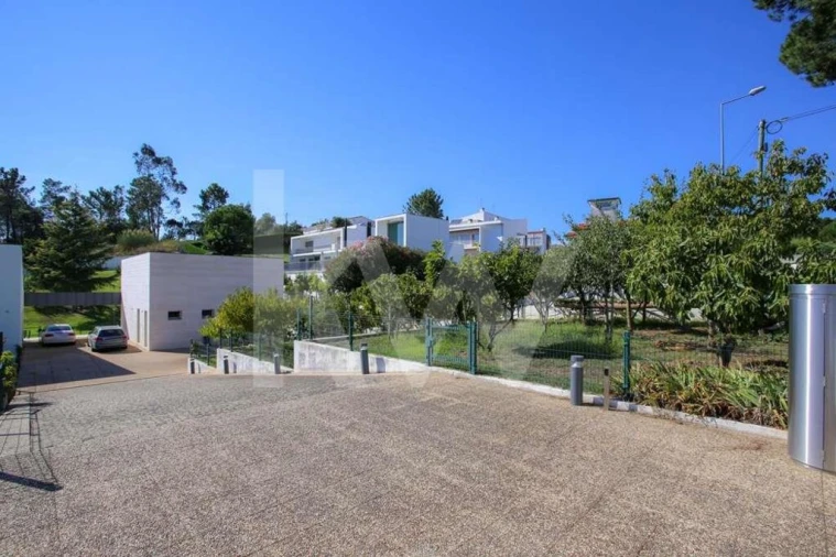 Moradia T4 para Venda em Santo Antonio dos Olivais Foto 9