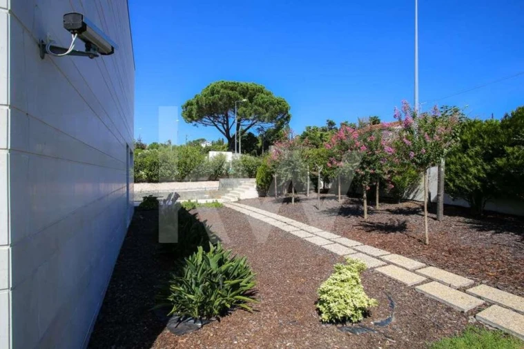 Moradia T4 para Venda em Santo Antonio dos Olivais Foto 11