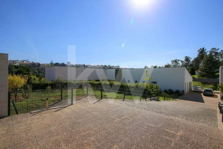 Moradia T4 para Venda em Santo Antonio dos Olivais Foto 8