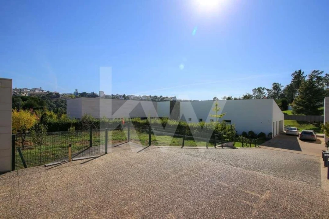 Moradia T4 para Venda em Santo Antonio dos Olivais Foto 8