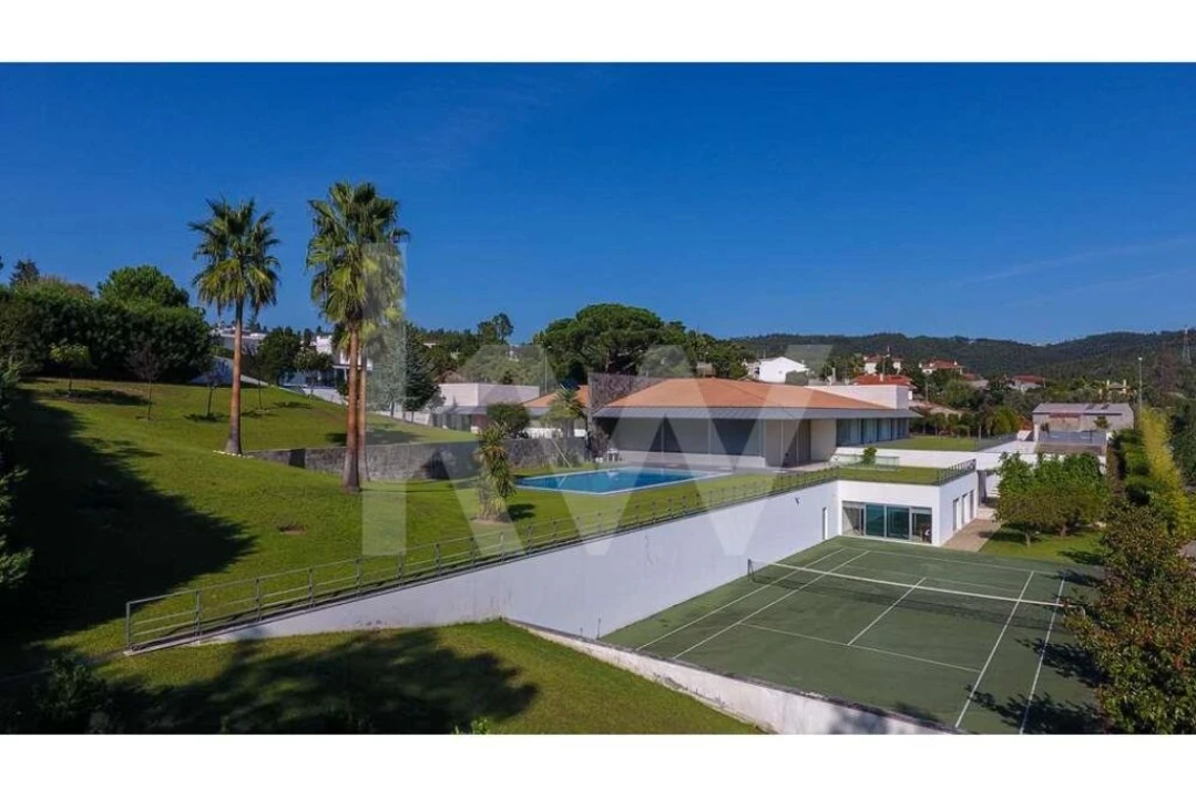 Moradia T4 para Venda em Santo Antonio dos Olivais Foto 3