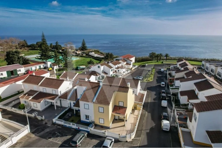 Moradia T3 para Venda em Nordeste Foto 2