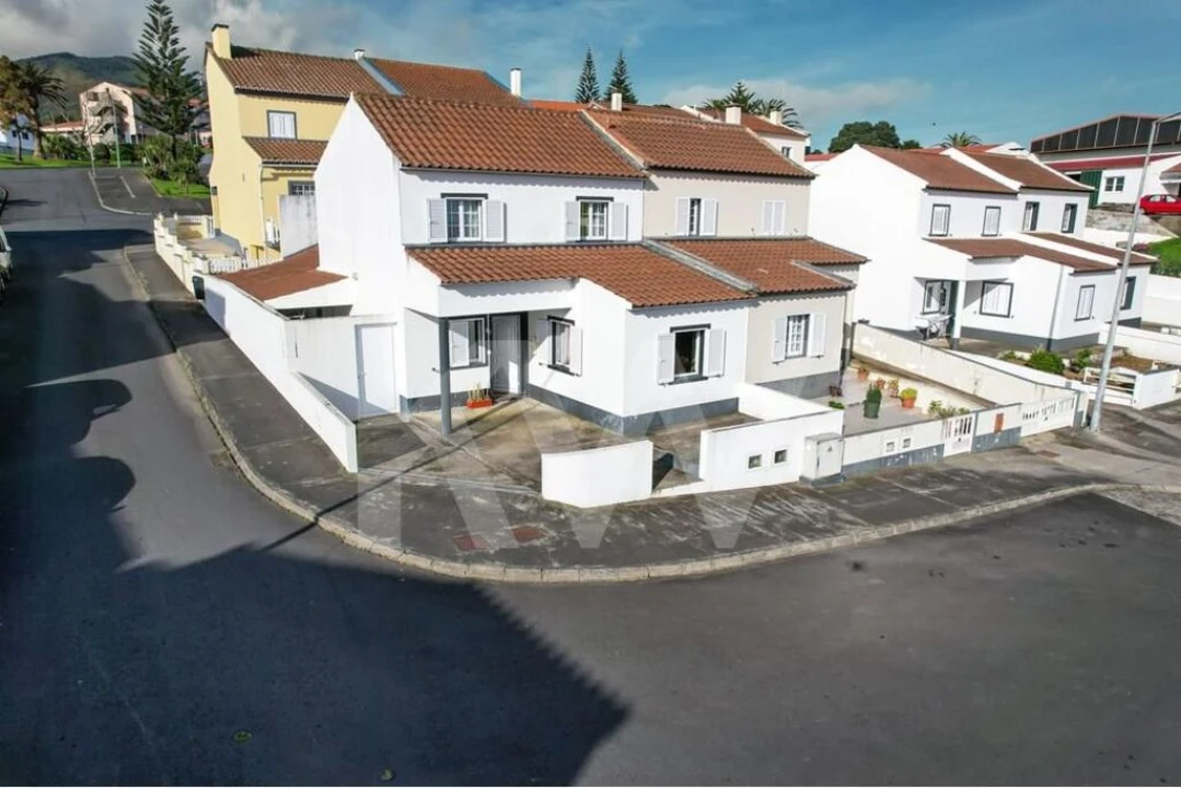 Moradia T3 para Venda em Nordeste Foto 3