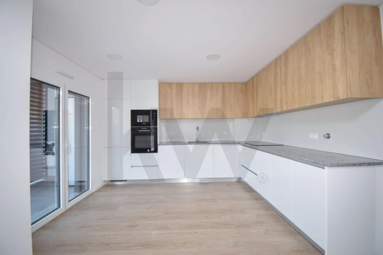 Apartamento T3 para Arrendamento em Ramada e Caneças Foto 1