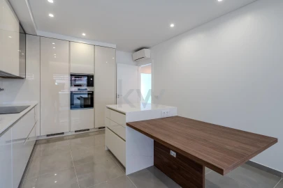 Apartamento T3 para Venda em Carnaxide e Queijas