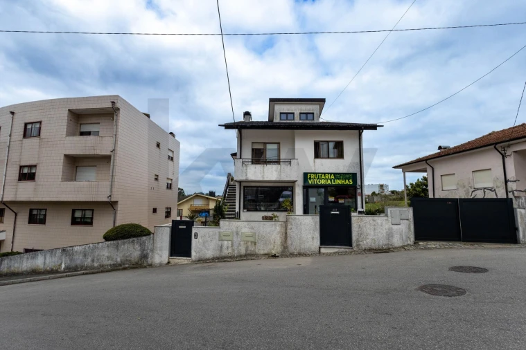 Moradia T3 para Venda em Oliveira do Douro Foto 1