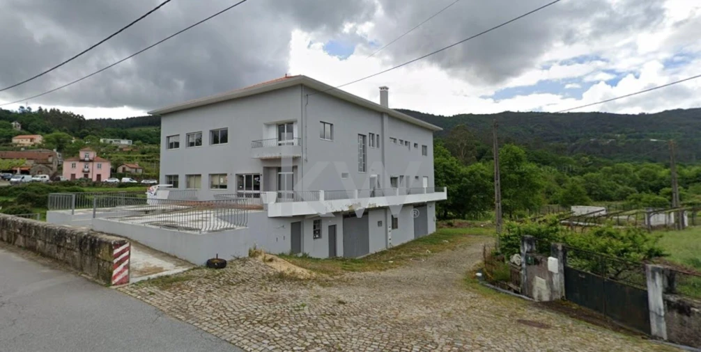 Prédio para Arrendamento em Covas