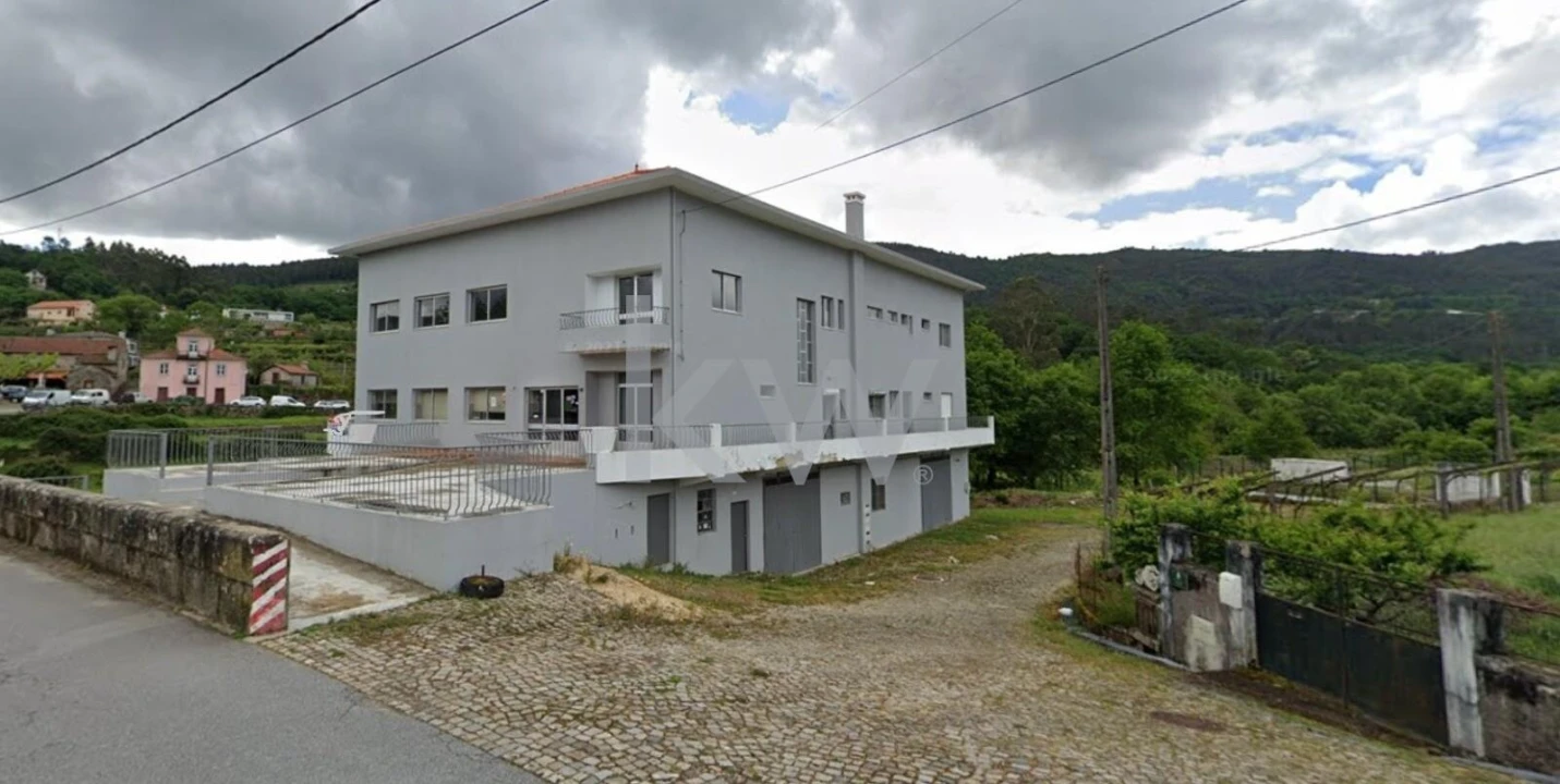 Prédio para Arrendamento em Covas Foto 1