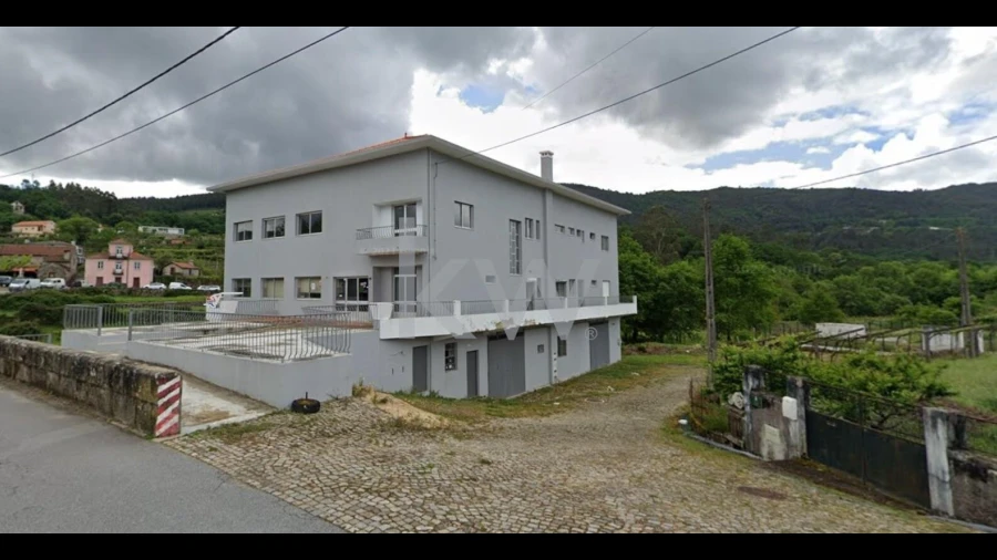 Prédio para Arrendamento em Covas