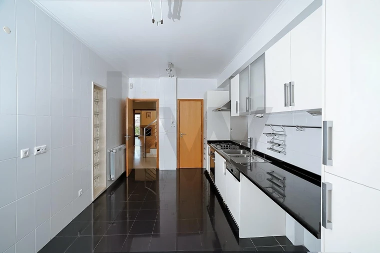 Moradia T3 para Arrendamento em Barcarena Foto 9