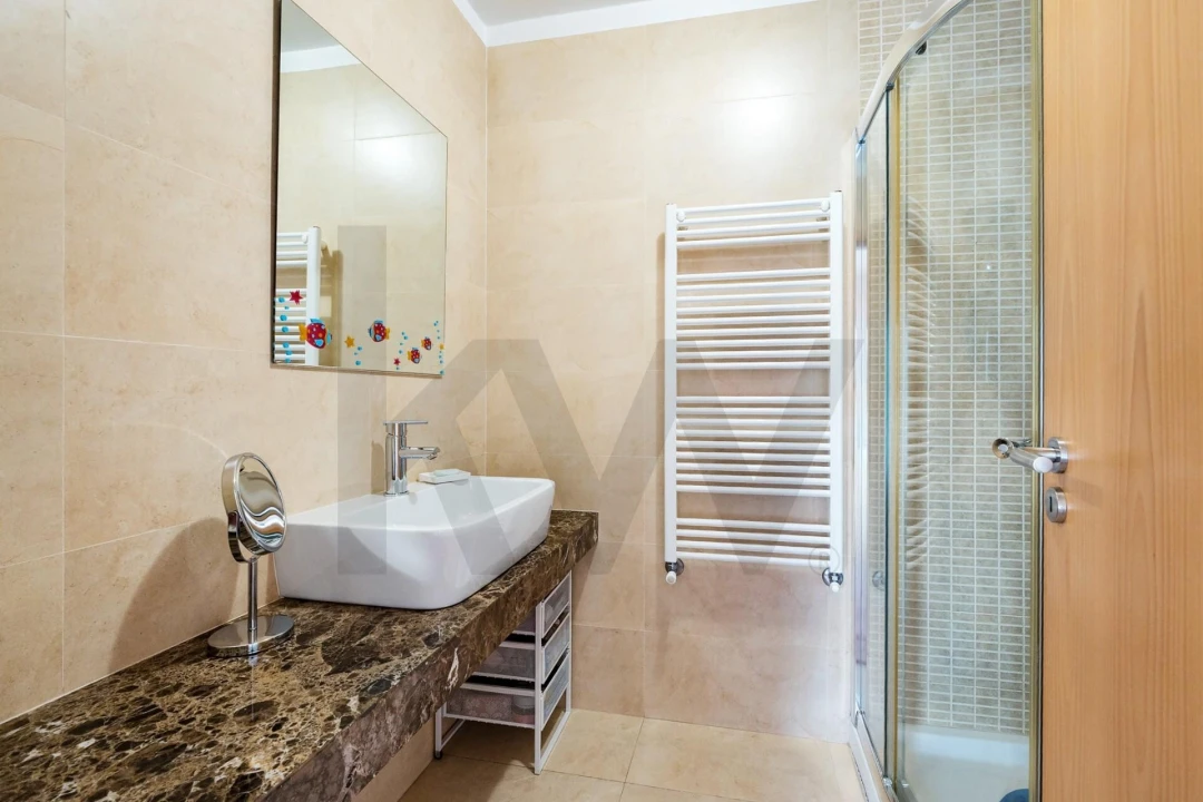 Moradia T4 para Venda em Oliveira do Douro Foto 14