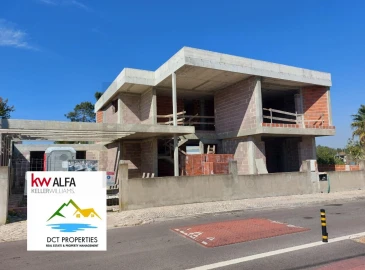 Moradia T4 para Venda em Charneca de Caparica e Sobreda