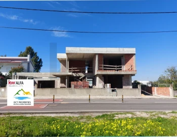 Moradia T4 para Venda em Charneca de Caparica e Sobreda