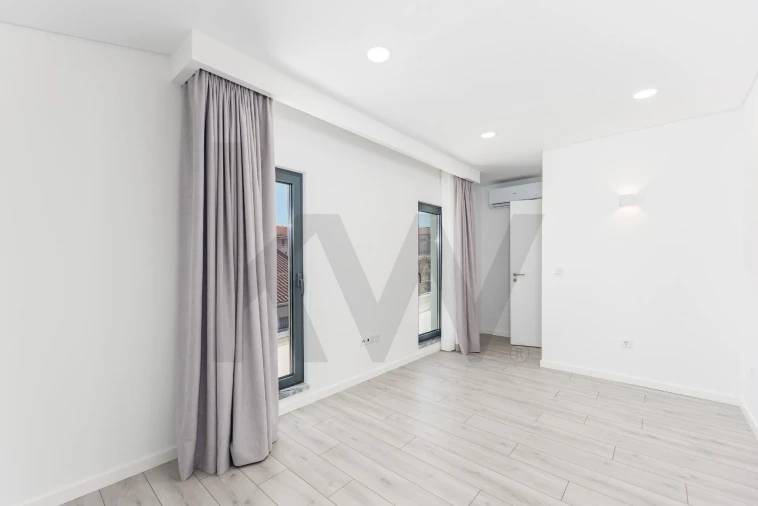 Moradia T3 para Venda em Pontinha e Famões Foto 25