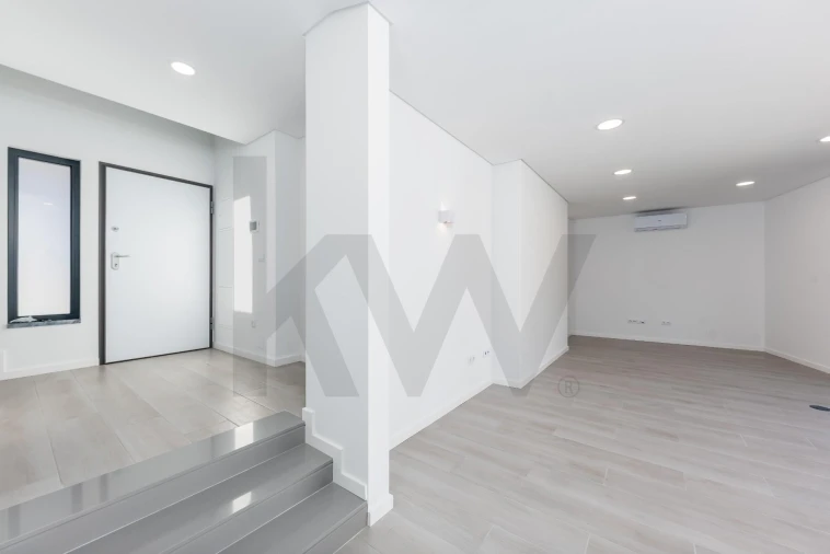 Moradia T3 para Venda em Pontinha e Famões Foto 2