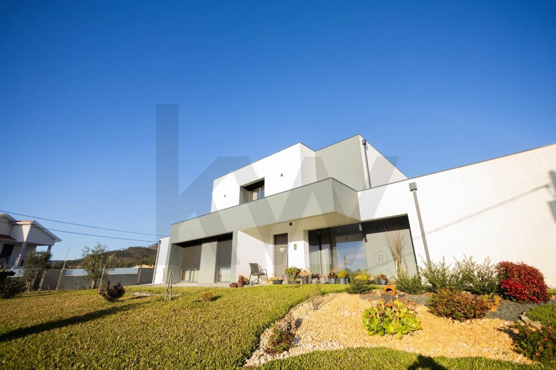 Moradia T4 para Venda em Rio Mau Foto 9