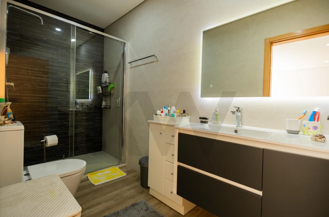 Moradia T4 para Venda em Rio Mau Foto 12