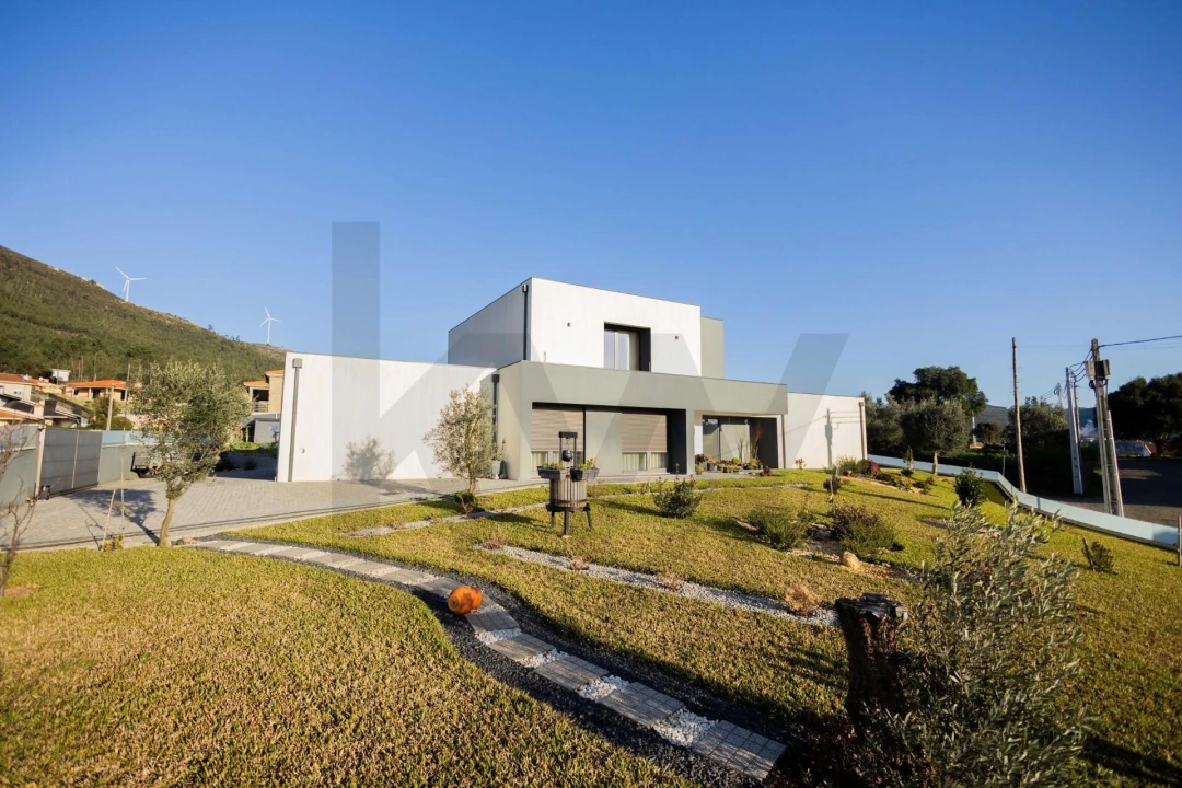 Moradia T4 para Venda em Rio Mau Foto 2