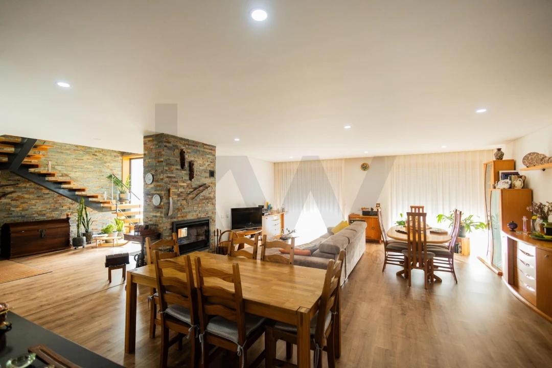 Moradia T4 para Venda em Rio Mau Foto 6