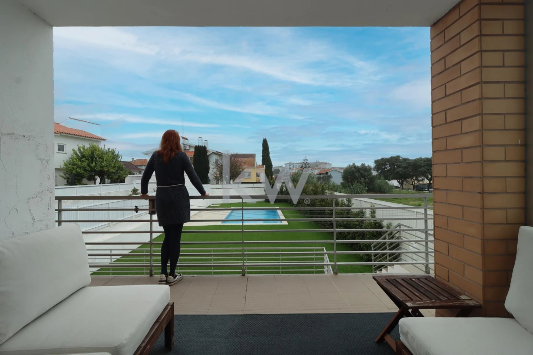 Moradia T4 para Venda em Carnaxide e Queijas Foto 4