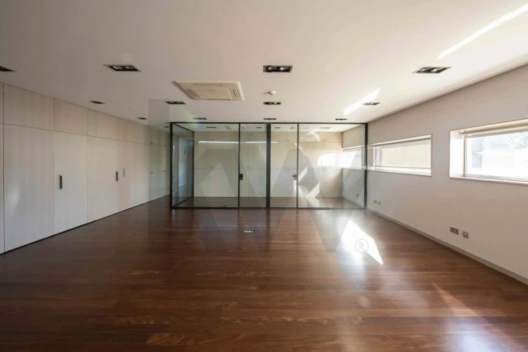 Escritório para Arrendamento em Milheiros Foto 35