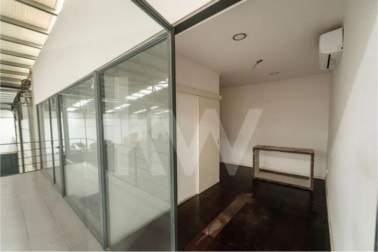 Escritório para Arrendamento em Milheiros Foto 7