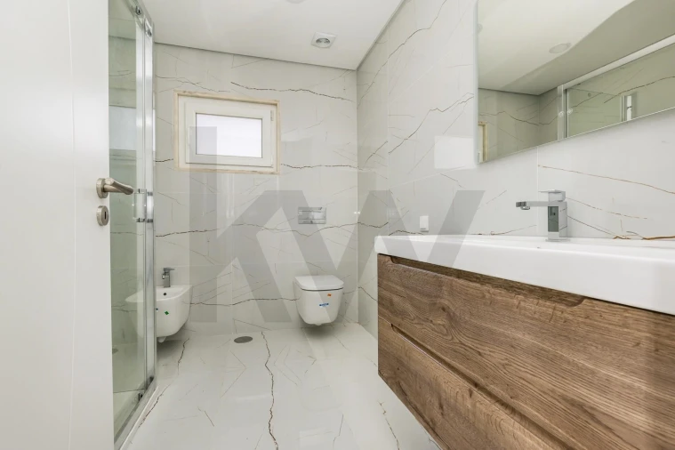 Moradia T4 para Venda em Encarnação Foto 15