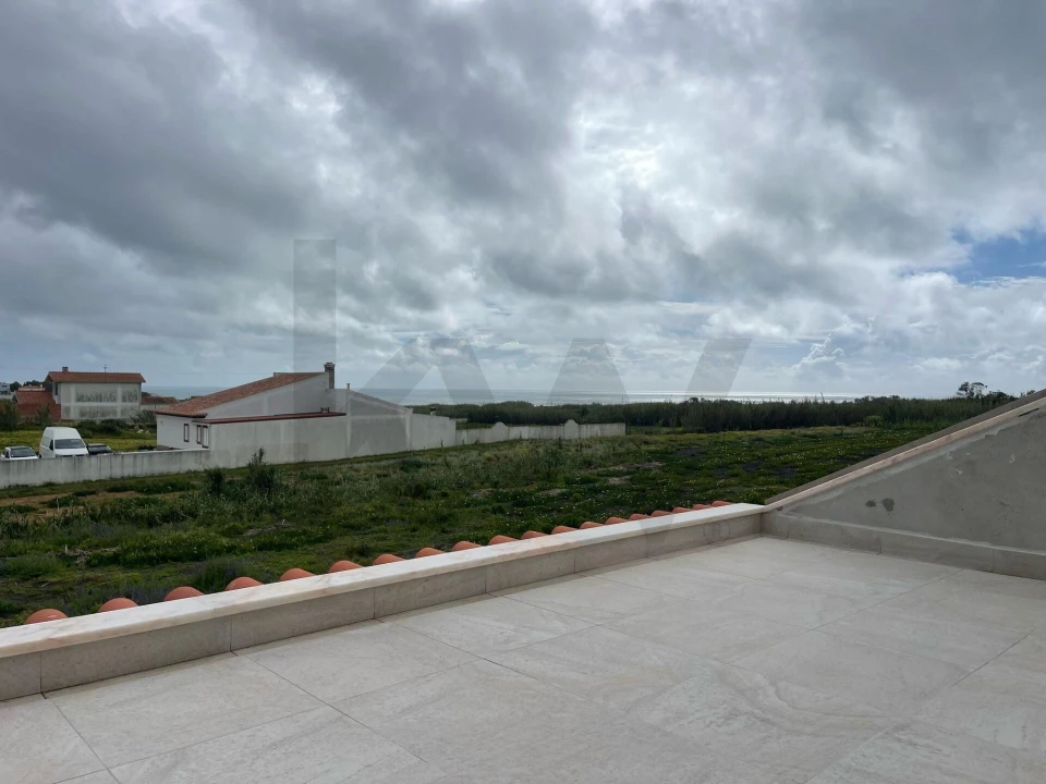 Moradia T4 para Venda em Encarnação Foto 9