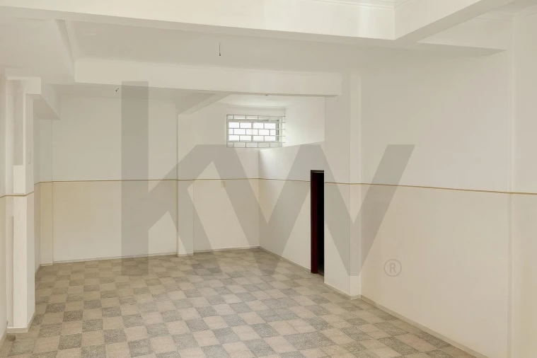 Loja para Arrendamento em Sacavém e Prior Velho Foto 2