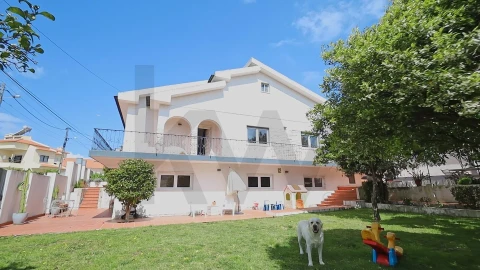 Moradia T4 para Venda em Charneca de Caparica e Sobreda