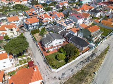 Moradia T4 para Venda em Charneca de Caparica e Sobreda