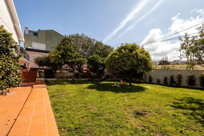 Moradia T4 para Venda em Charneca de Caparica e Sobreda