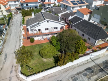 Moradia T4 para Venda em Charneca de Caparica e Sobreda