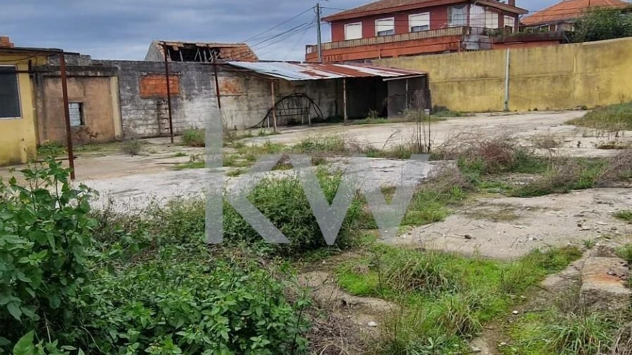 Armazém para Venda em Vila de Cucujães
