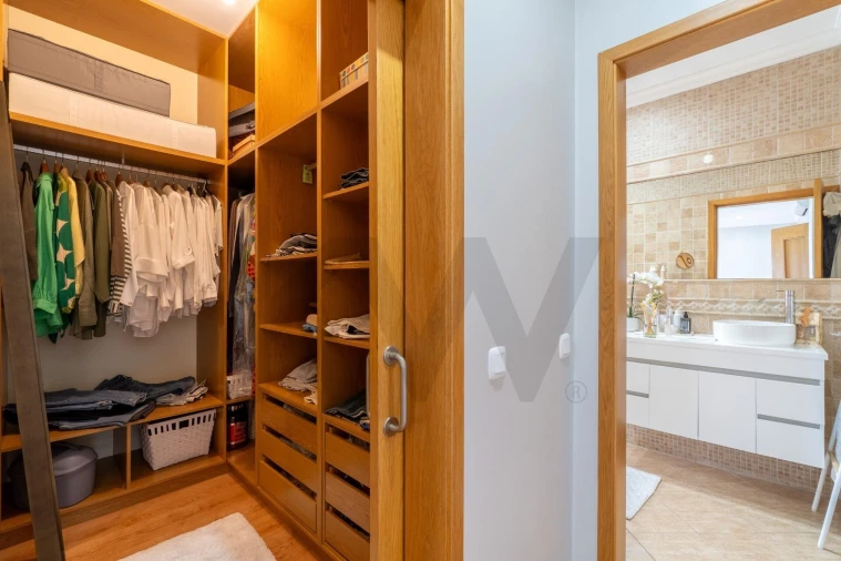 Moradia T4 para Venda em Quelfes Foto 26