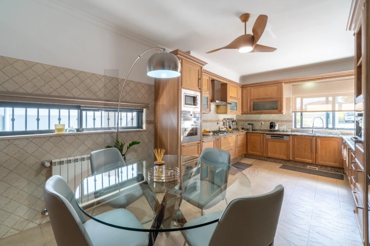 Moradia T4 para Venda em Quelfes Foto 11