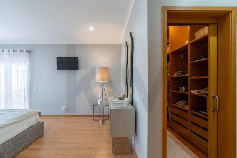 Moradia T4 para Venda em Quelfes Foto 24