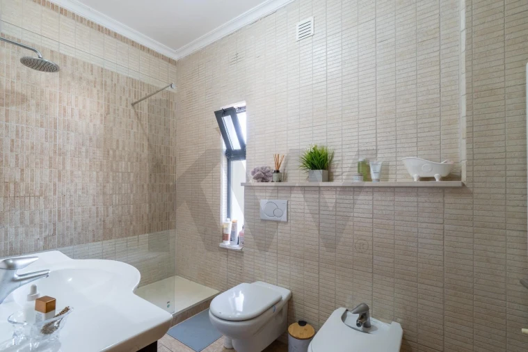 Moradia T4 para Venda em Quelfes Foto 18