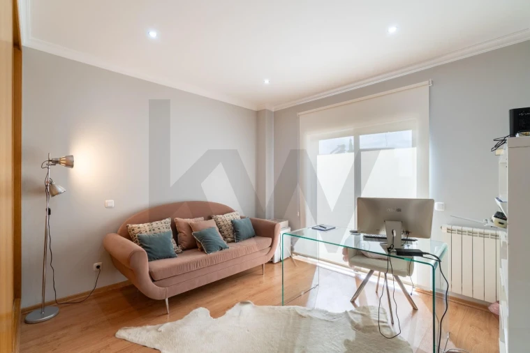 Moradia T4 para Venda em Quelfes Foto 15