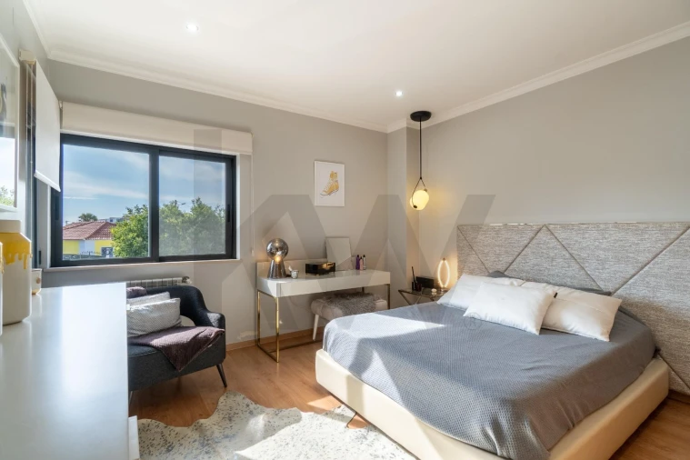 Moradia T4 para Venda em Quelfes Foto 13