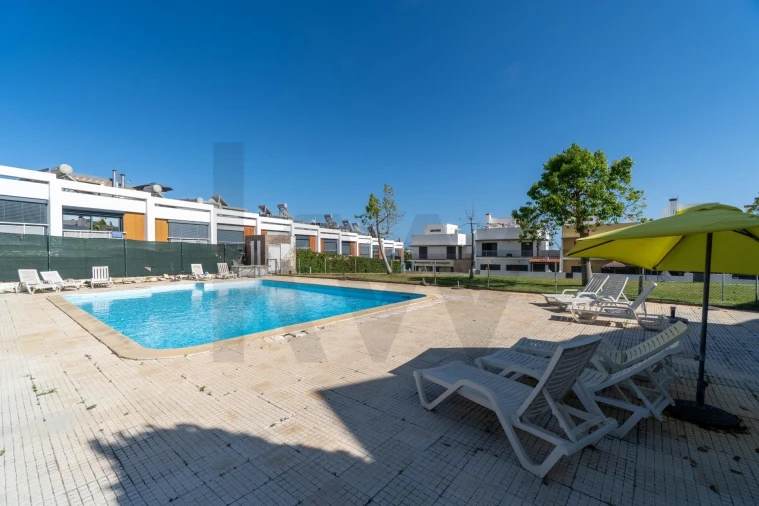 Moradia T4 para Venda em Quelfes Foto 4